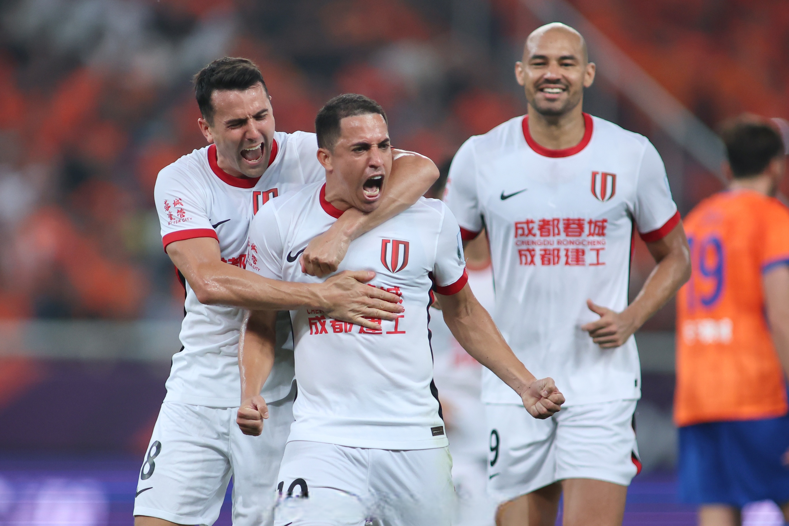 AG体育-赛地聚焦：社区盾清晨热度飙升，成都蓉城再遭质疑，质疑声仍在，球队文化再被提及